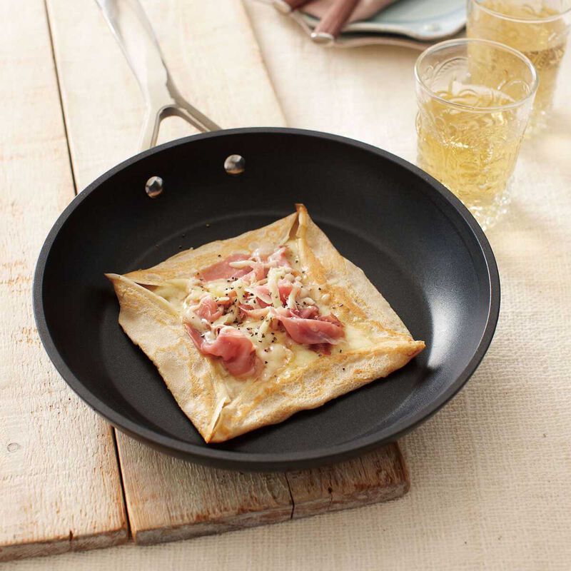 Le Creuset Non-Stick Ceramic Frying Pan 28cm image number 1